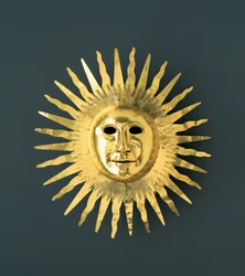 太陽神アポロとしての8月II（ストロング）の顔の特徴を持つ太陽マスク